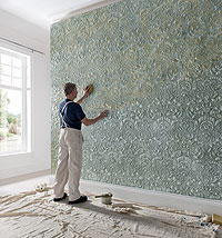 Lincrusta Decorator - Der Raumausstatter bringt die Lincrusta Tapete auf der Wand an, bestreicht sie zum Beispiel mit grüner Farbe und setzt mit einem Schwamm Highligts in gelber Farbe darauf