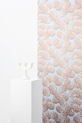 Raumbild mit Vliestapete Balsam BLOSSOM Farbe Santal aus Belgien im Wohnzimmer