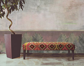 Raumbild mit Vliestapete ODE DUKE Farbe Natural und ONIR Farbe Toscana aus Belgien im Wohnzimmer