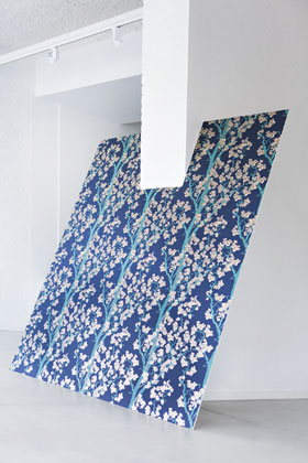 Raumbild mit Vlies Tapete SAUDADE HANAMI Farbe Marine aus Belgien im Wohnzimmer