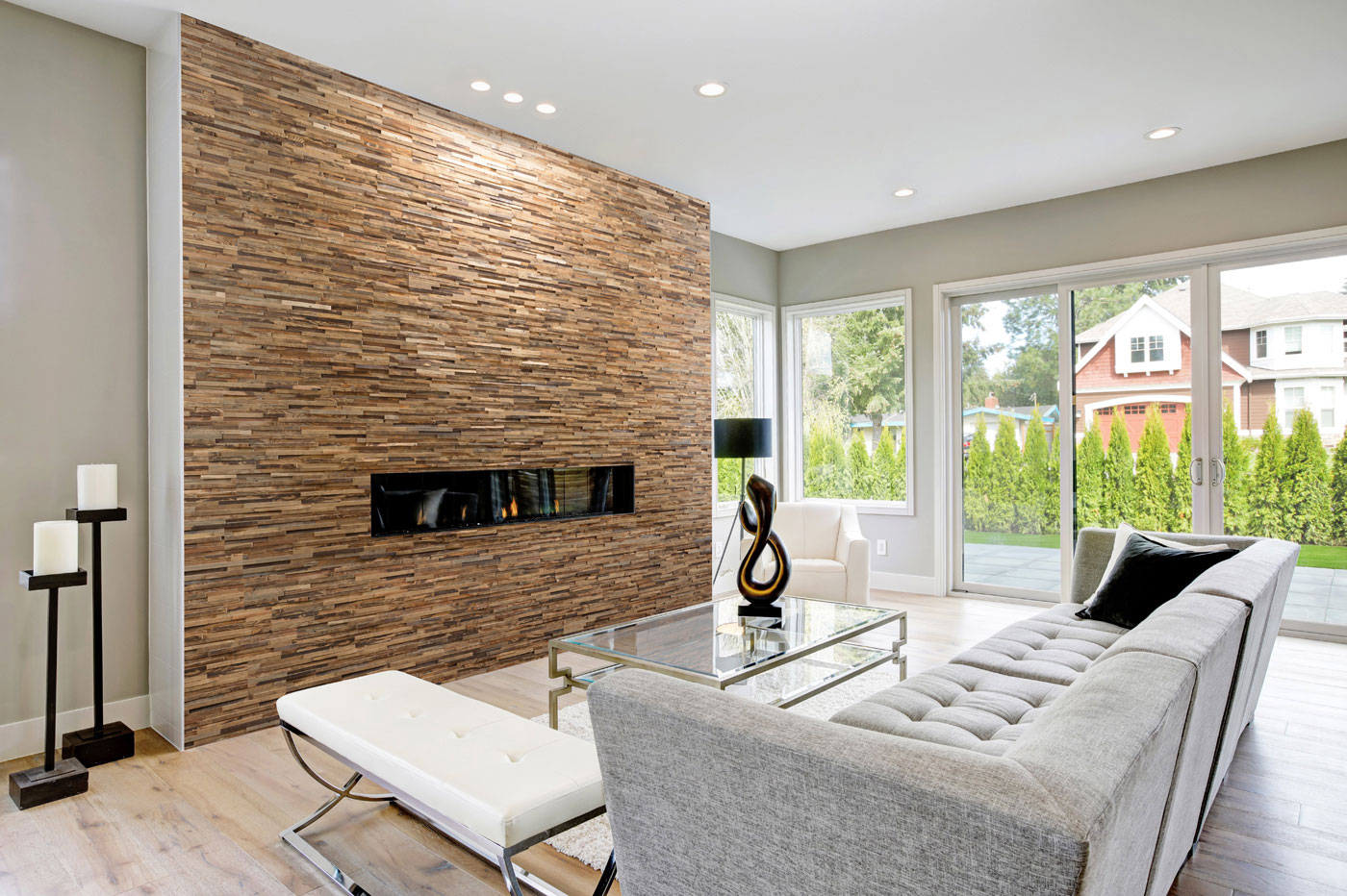 Raumbild Holzpaneel Holzklinker Riemchen Incognito im Wohnzimmer mit Kamin