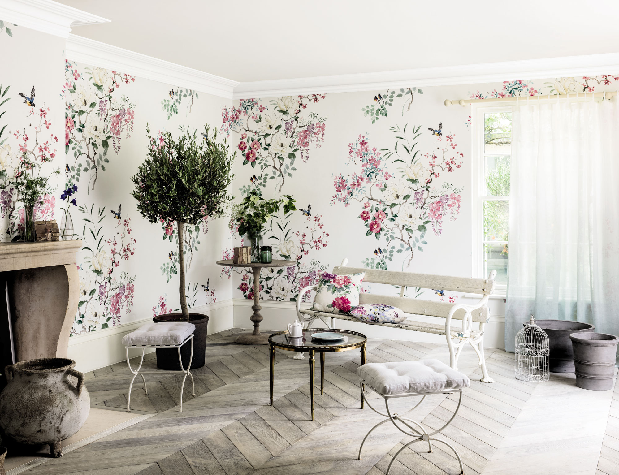 Raumbild englische Tapete und Stoff Sanderson Kollektion 2020 Magnolia & Blossom zum online kaufen