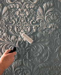 Lincrusta Decorator Detail - Der Raumausstatter oder Maler setzt auf die grüne Farbe weiße Highligts mit der Rolle