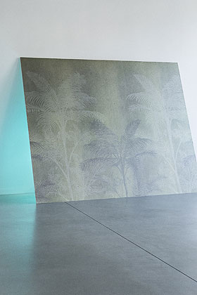 Raumbild mit Vlies Tapete SAUDADE BRAHEA Farbe Safran aus Belgien im Wohnzimmer