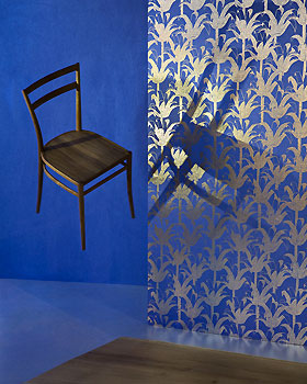 Raumbild mit Vlies Tapete Spice HO Farbe Cobalt Blue aus Belgien im Wohnzimmer