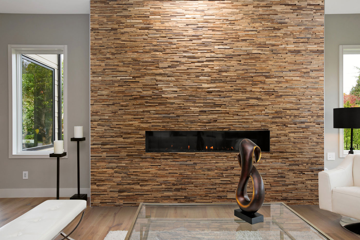 Raumbild Holzpaneel Holzklinker Riemchen Incognito im Wohnzimmer mit Kamin